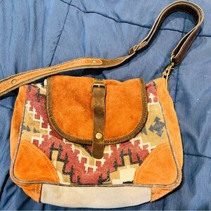 BENJAMIN INTERNATIONAL
Muted Tones With Flap Closure Shoulder Bag